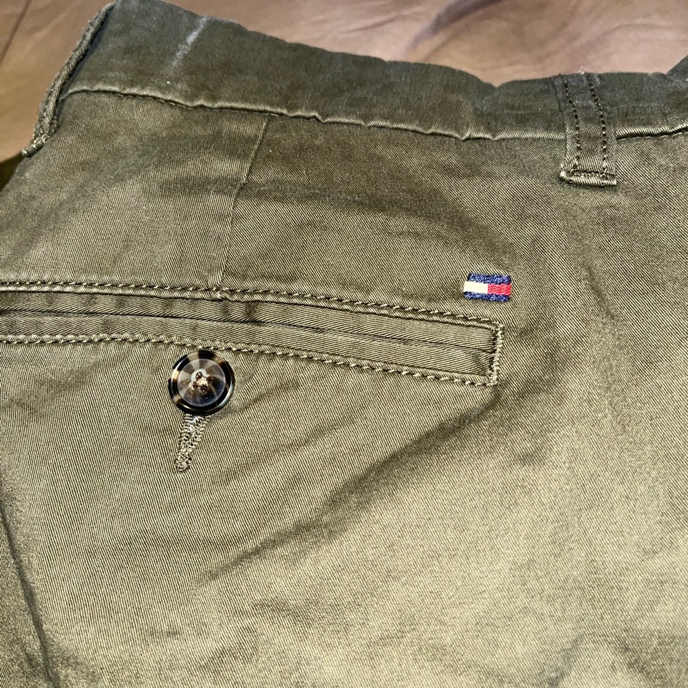 Men’s Tommy Hilfiger Slim Fit Olive Pants, only worn once! Size 33x30